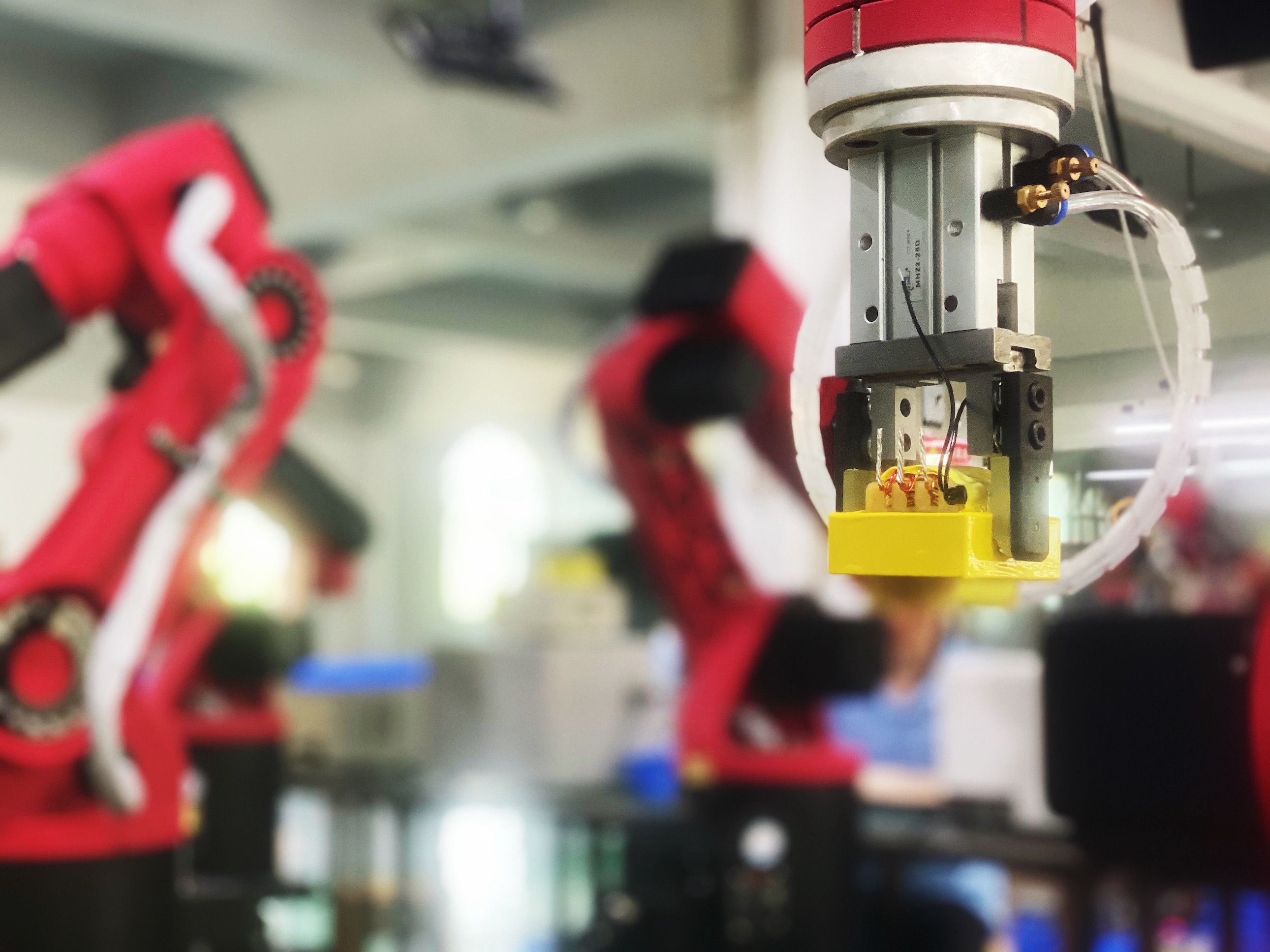 应用于高频变压器的首条工业机器人生产线在瑞格精密投入生产